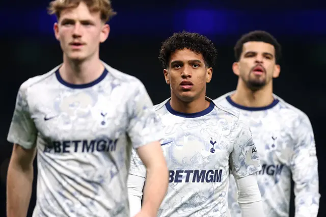 Souza of Tottenham Hotspur warms up with team mates
