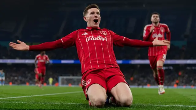 Elliot Anderson celebrates