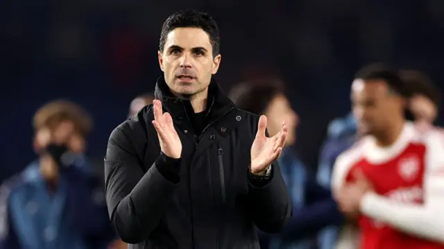 Mikel Arteta applauding