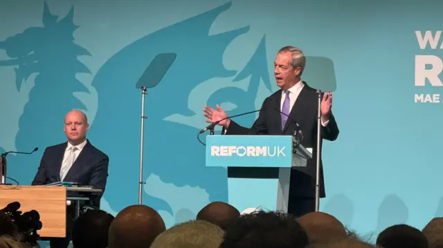 Farage ar y llwyfan