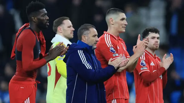 Nottingham Forest manager Vitor Pereira with his players