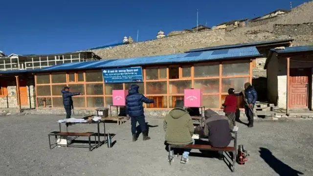 Санал хураалтын байранд санал өгч буй хүмүүс