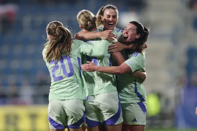 Wales celebrate equaliser in Czechia