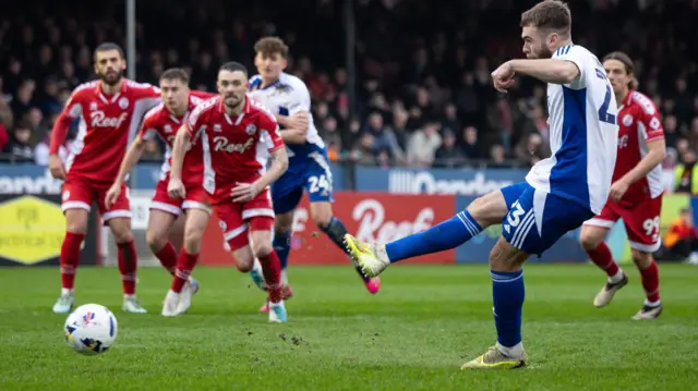Aaron Drinan levels for Swindon