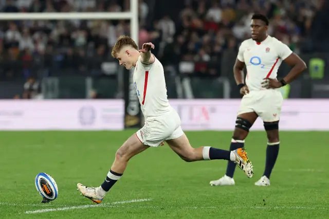 Finn Smith kicking with Itoje looking over