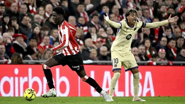 Barcelona's Spanish forward #10 Lamine Yamal reacts next to Athletic Bilbao's Spanish defender #19 Adama Boiro