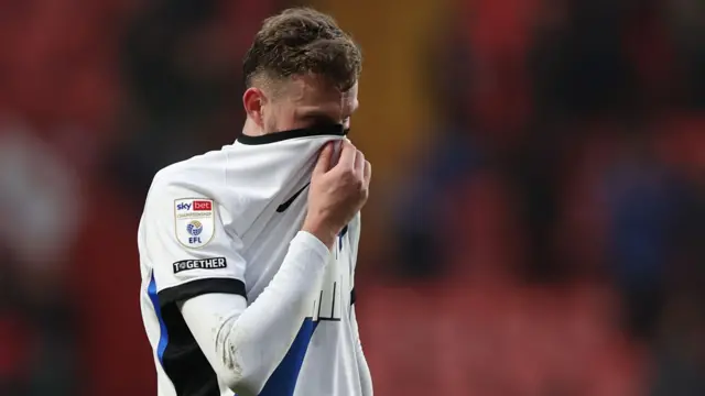 Marvin Ducksch looks dejected