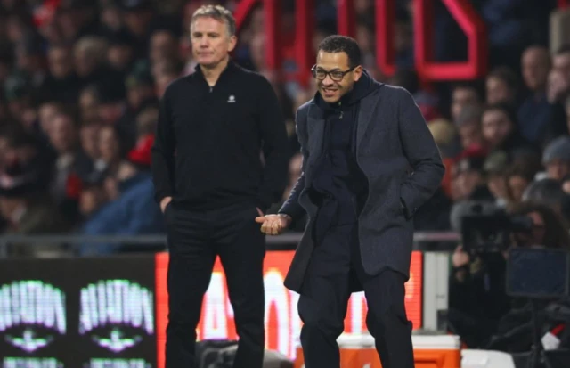 Chelsea manager Liam Rosenior and Wrexham manager Phil Parkinson