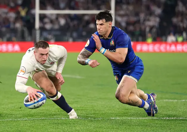 Tom Roebuck scoring a try