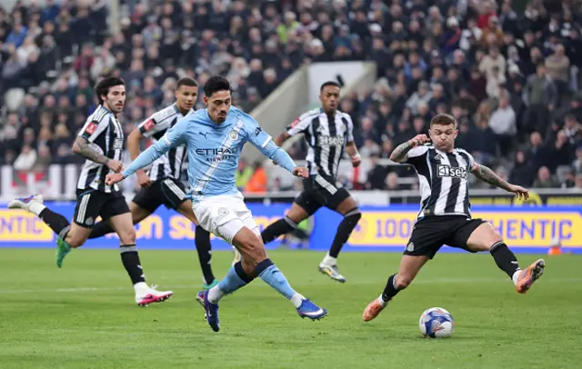 Tijjani Reijnders of Manchester City misses a chance whilst under pressure from Kieran Trippier