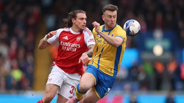 Mansfield v Arsenal action