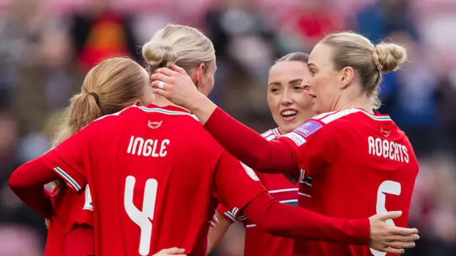 Sophie Ingle celebrates with her teammates