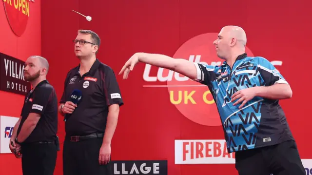 Rob Cross throws a dart