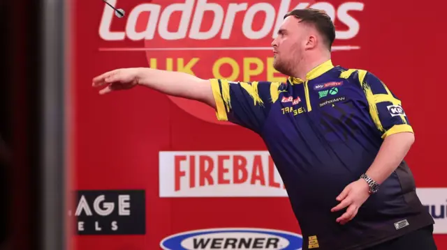 Luke Littler throws a dart