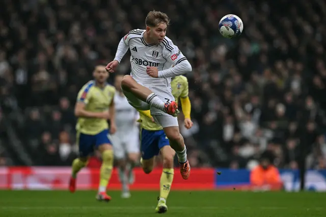Emile Smith Rowe passes the ball