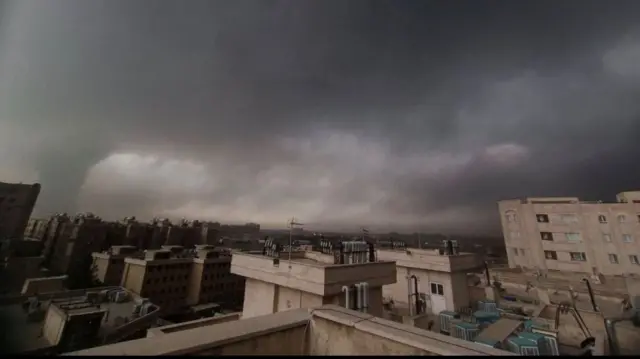Fatemeh Rajabi, one of the journalists who managed to connect to X, posted photos of Tehran’s sky at 09:00. The sky looks dark and black.