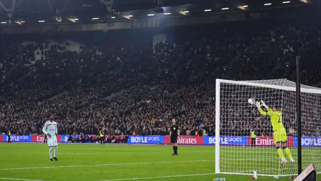 Areola catches Ouatarra's panenka