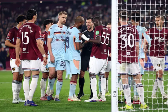Both sets of players appeal to the ref