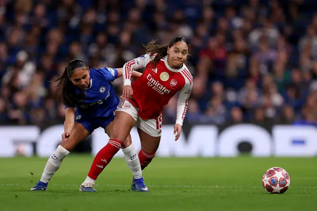 Smith and Thompson battle for the ball