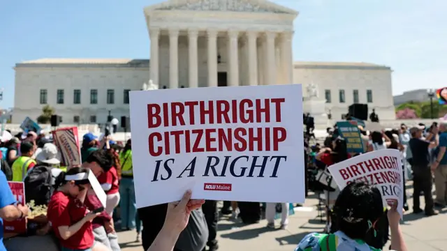 Протестующий с табличкой «Гражданство по праву рождения — это право».