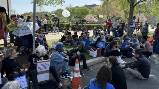 Люди слушают аргументы возле Верховного суда