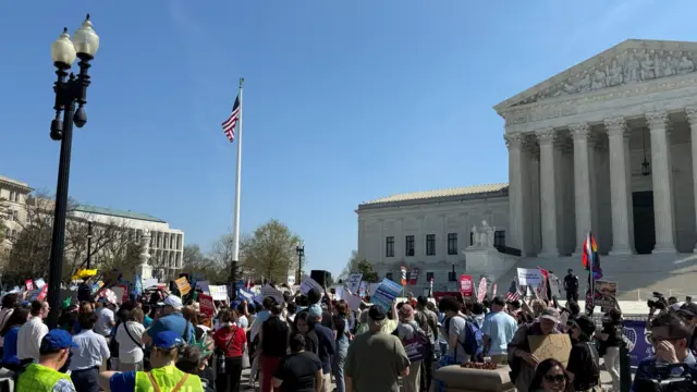 Протестующие возле Верховного суда