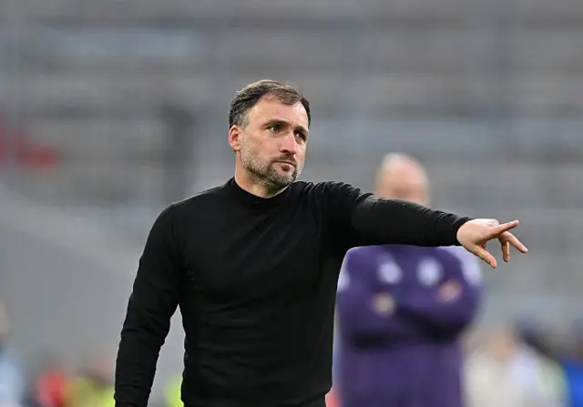 Bayern boss waves instructions