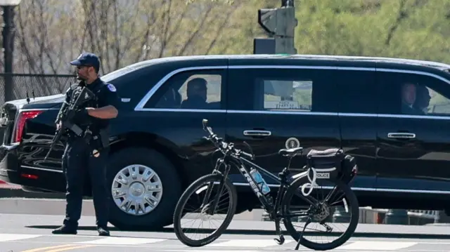 Президент США Дональд Трамп сидит в машине, покидая здание Верховного суда США после участия в устных прениях о законности усилий его администрации по ограничению гражданства по праву рождения для детей иммигрантов, в Вашингтоне, округ Колумбия, США, 1 апреля 2026 года.