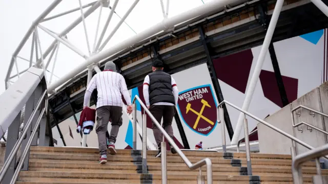 Fans arrive at London Stadium