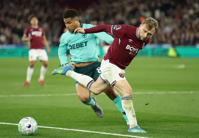 Bowen and Gomes battle for the ball