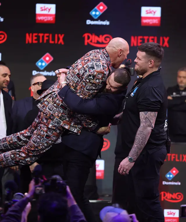 Arslanbek Makhmudov picks up Tyson Fury