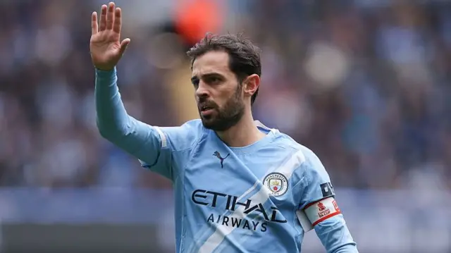 Bernardo Silva waving