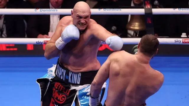 yson Fury punches Arslanbek Makhmudov