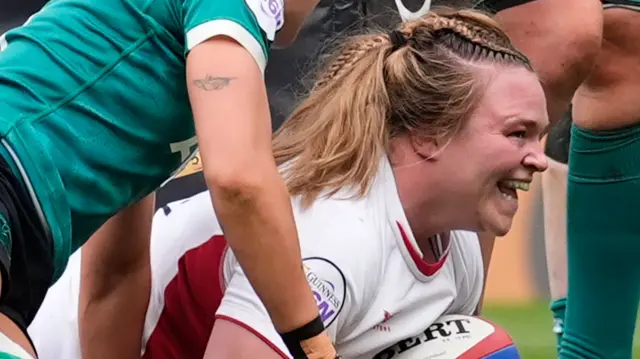 Sarah Bern scores a try