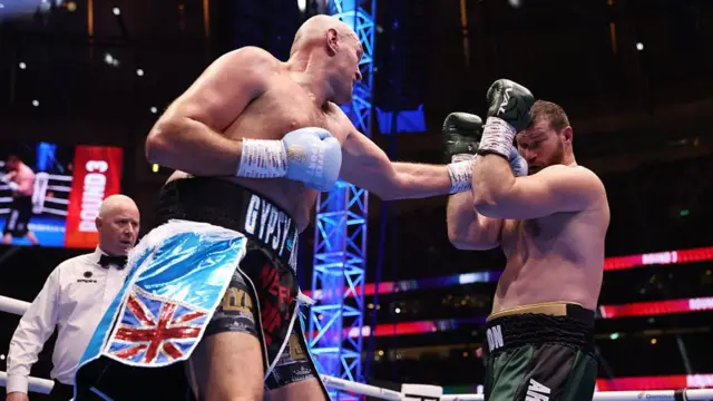 Tyson Fury punches Arslanbek Makhmudov