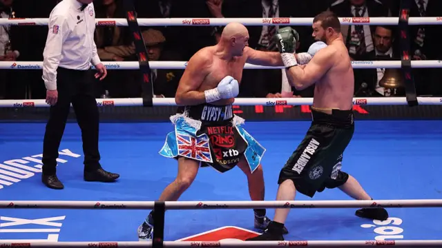 Fury punches Makhmudov