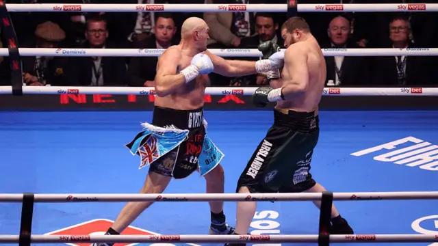 Tyson Fury uppercuts Makhmudov