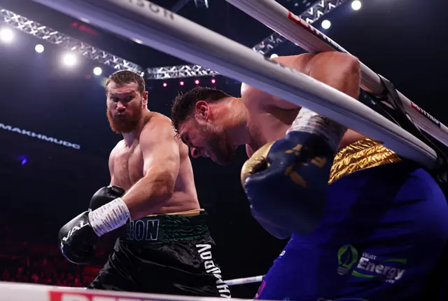 Arslanbek Makhmudov throws a punch at Dave Allen