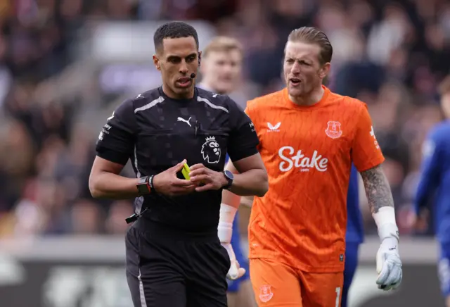 Everton goalkeeper Jordan Pickford speaks to referee Farai Hallam