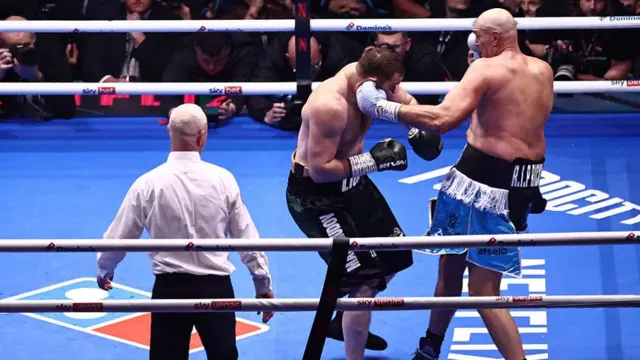 Fury punches Makhmudov