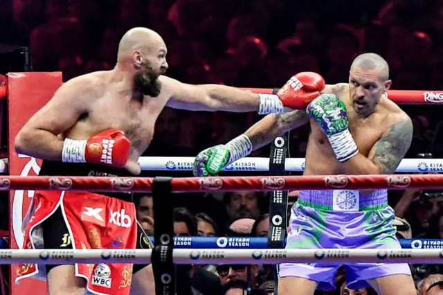 Tyson Fury throws a punch at Oleksandr Usyk