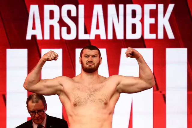 Arslanbek Makhmudov holds up his arms