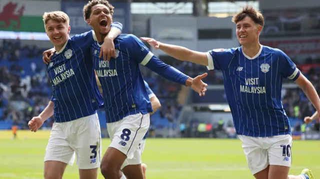 Omari Kellyman celebrates with team-mates