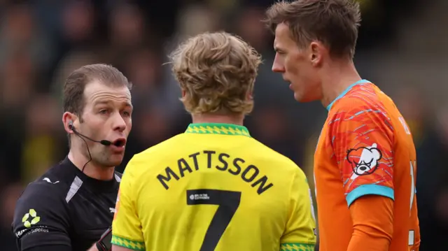 Referee speaks to Norwich players