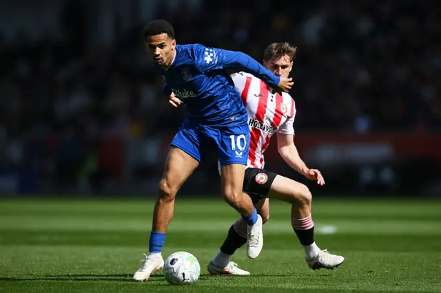 Iliman Ndiaye of Everton is challenged by Yehor Yarmolyuk of Brentfor