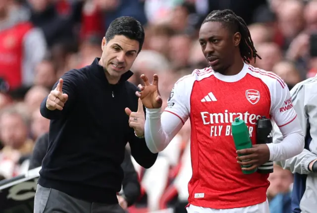 Arsenal manager Mikel Arteta gives instructions to Arsenal's Eberechi Eze