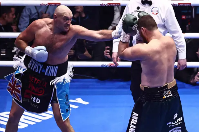 Fury punches Makhmudov