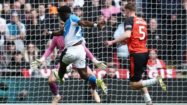 Adama Sidibeh scores for Stockport