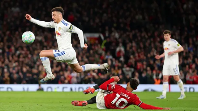Ethan Ampadu evades the challenge of Matheus Cunha