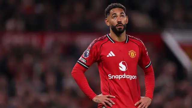 Matheus Cunha looks dejected